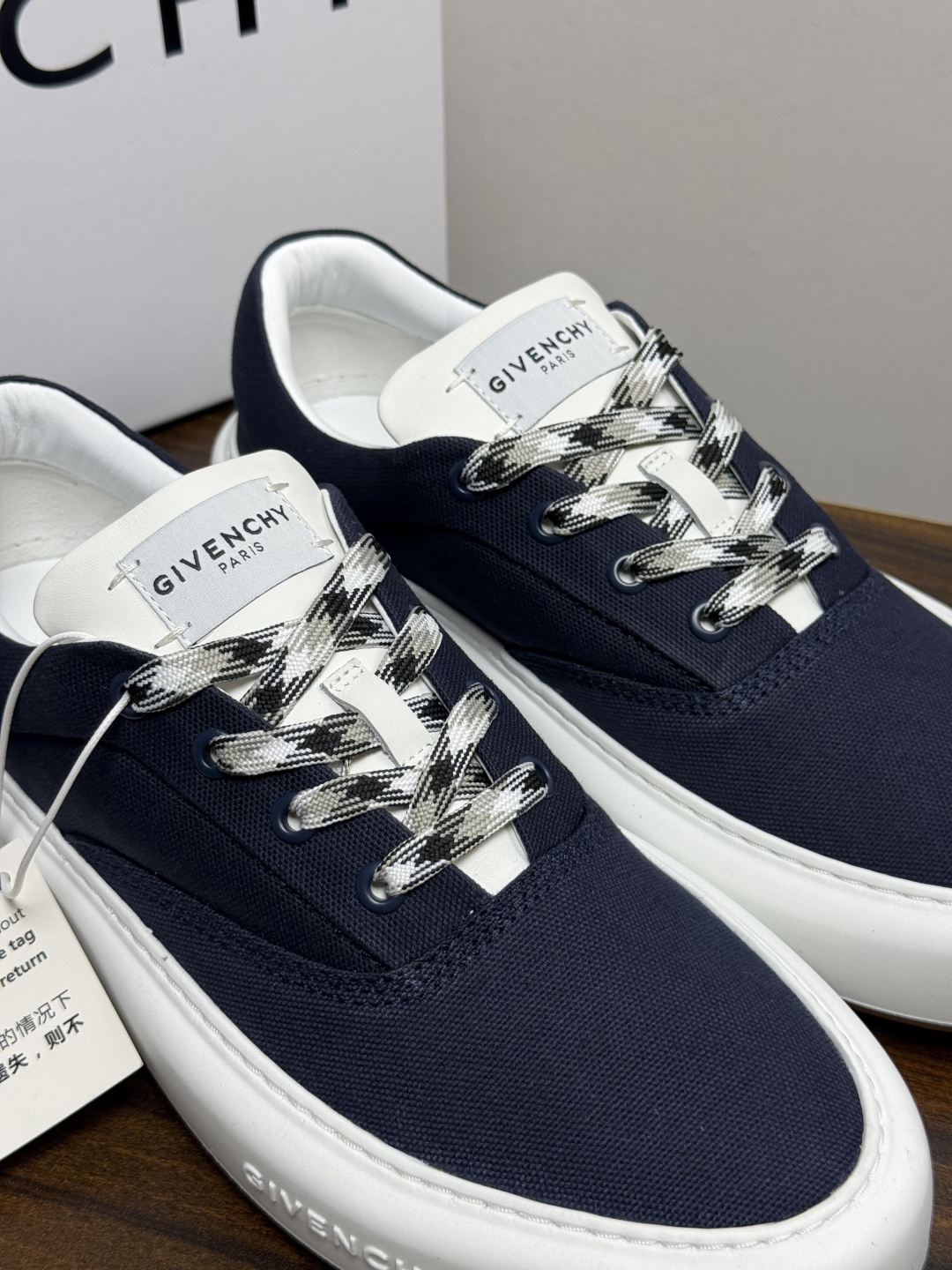 Givenchy New City 帆布板鞋,撞色格纹鞋带——黄黑、棕白、红白等格纹编织款是这双鞋的标志设计, Givenchy New City 帆布板鞋,撞色格纹鞋带——黄黑、棕白、红白等格纹编织款是这双鞋的标志设计,