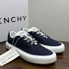 Givenchy New City 帆布板鞋,撞色格纹鞋带——黄黑、棕白、红白等格纹编织款是这双鞋的标志设计, Givenchy New City 帆布板鞋,撞色格纹鞋带——黄黑、棕白、红白等格纹编织款是这双鞋的标志设计,