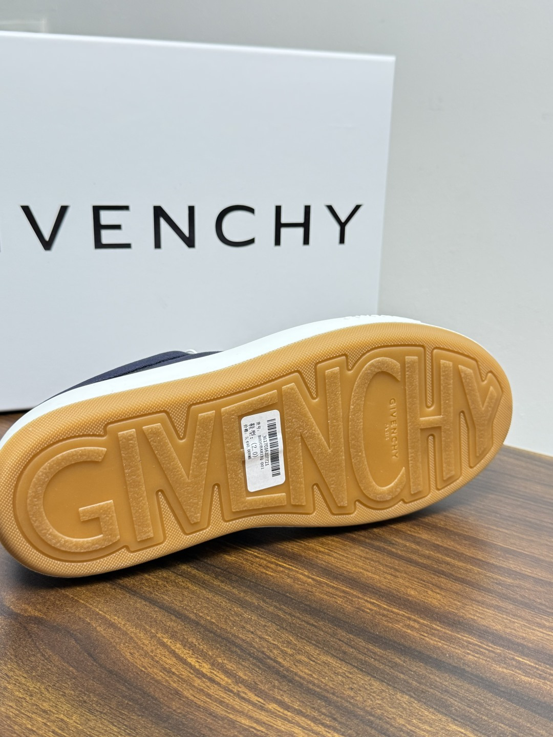 Givenchy New City 帆布板鞋,撞色格纹鞋带——黄黑、棕白、红白等格纹编织款是这双鞋的标志设计, Givenchy New City 帆布板鞋,撞色格纹鞋带——黄黑、棕白、红白等格纹编织款是这双鞋的标志设计,