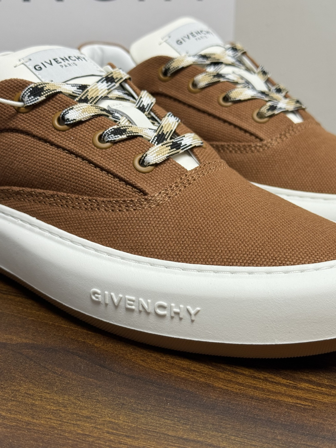 Givenchy New City 帆布板鞋,撞色格纹鞋带——黄黑、棕白、红白等格纹编织款是这双鞋的标志设计, Givenchy New City 帆布板鞋,撞色格纹鞋带——黄黑、棕白、红白等格纹编织款是这双鞋的标志设计,