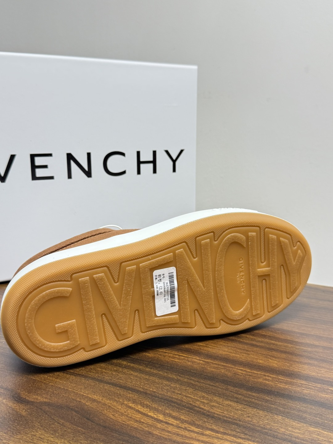 Givenchy New City 帆布板鞋,撞色格纹鞋带——黄黑、棕白、红白等格纹编织款是这双鞋的标志设计, Givenchy New City 帆布板鞋,撞色格纹鞋带——黄黑、棕白、红白等格纹编织款是这双鞋的标志设计,