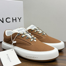 Givenchy New City 帆布板鞋,撞色格纹鞋带——黄黑、棕白、红白等格纹编织款是这双鞋的标志设计, Givenchy New City 帆布板鞋,撞色格纹鞋带——黄黑、棕白、红白等格纹编织款是这双鞋的标志设计,