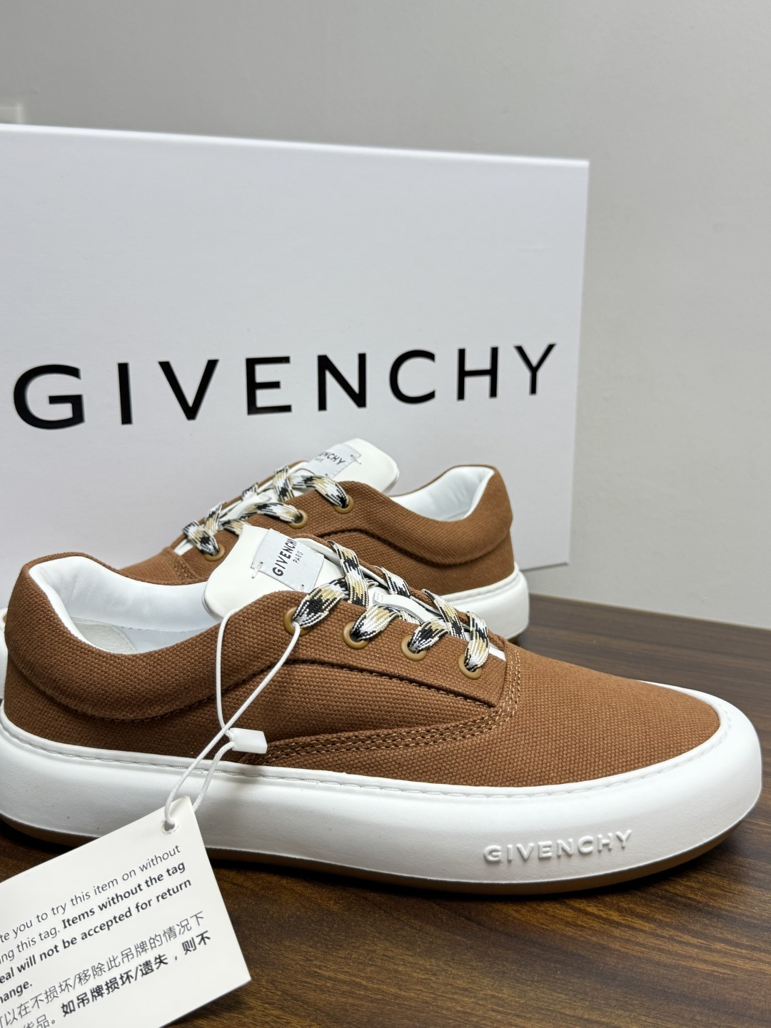 Givenchy New City 帆布板鞋,撞色格纹鞋带——黄黑、棕白、红白等格纹编织款是这双鞋的标志设计, Givenchy New City 帆布板鞋,撞色格纹鞋带——黄黑、棕白、红白等格纹编织款是这双鞋的标志设计,