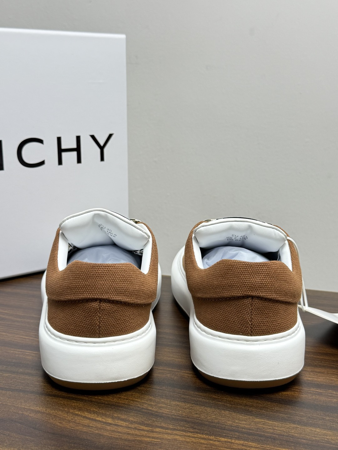 Givenchy New City 帆布板鞋,撞色格纹鞋带——黄黑、棕白、红白等格纹编织款是这双鞋的标志设计, Givenchy New City 帆布板鞋,撞色格纹鞋带——黄黑、棕白、红白等格纹编织款是这双鞋的标志设计,