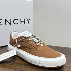 Givenchy New City 帆布板鞋,撞色格纹鞋带——黄黑、棕白、红白等格纹编织款是这双鞋的标志设计, Givenchy New City 帆布板鞋,撞色格纹鞋带——黄黑、棕白、红白等格纹编织款是这双鞋的标志设计,