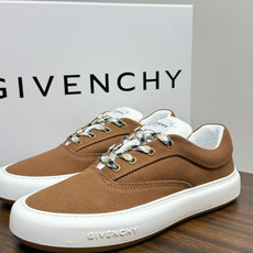 Givenchy New City 帆布板鞋,撞色格纹鞋带——黄黑、棕白、红白等格纹编织款是这双鞋的标志设计, Givenchy New City 帆布板鞋,撞色格纹鞋带——黄黑、棕白、红白等格纹编织款是这双鞋的标志设计,