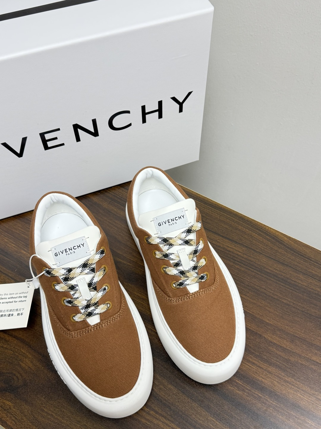 Givenchy New City 帆布板鞋,撞色格纹鞋带——黄黑、棕白、红白等格纹编织款是这双鞋的标志设计, Givenchy New City 帆布板鞋,撞色格纹鞋带——黄黑、棕白、红白等格纹编织款是这双鞋的标志设计,