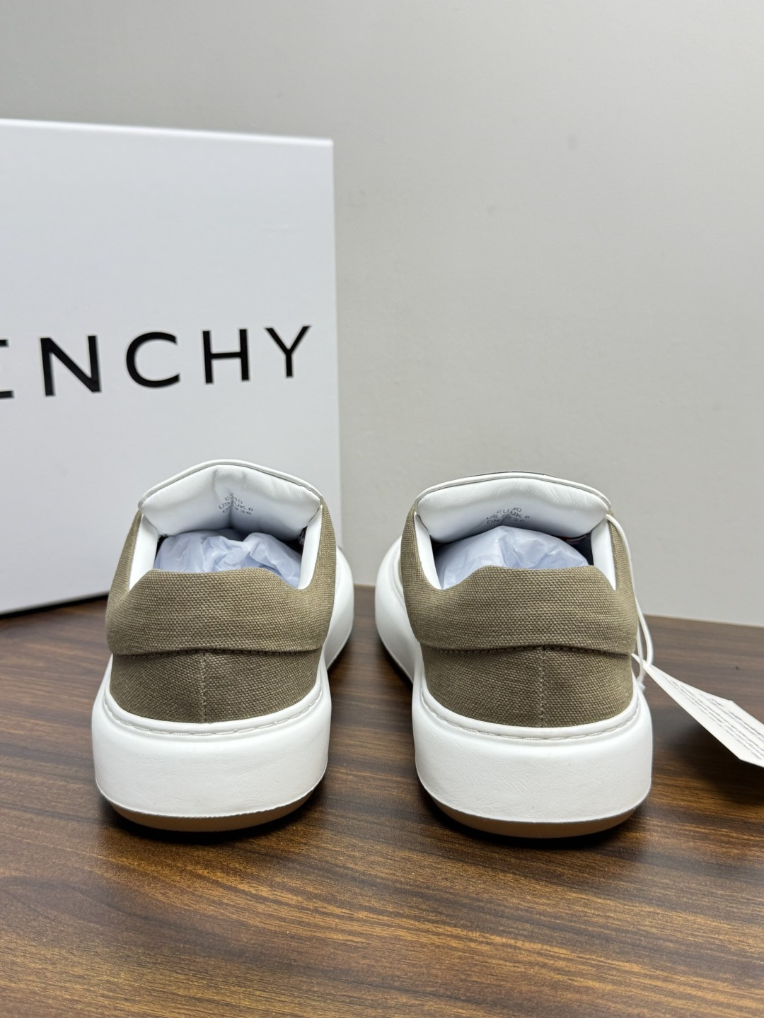 Givenchy New City 帆布板鞋,撞色格纹鞋带——黄黑、棕白、红白等格纹编织款是这双鞋的标志设计, Givenchy New City 帆布板鞋,撞色格纹鞋带——黄黑、棕白、红白等格纹编织款是这双鞋的标志设计,