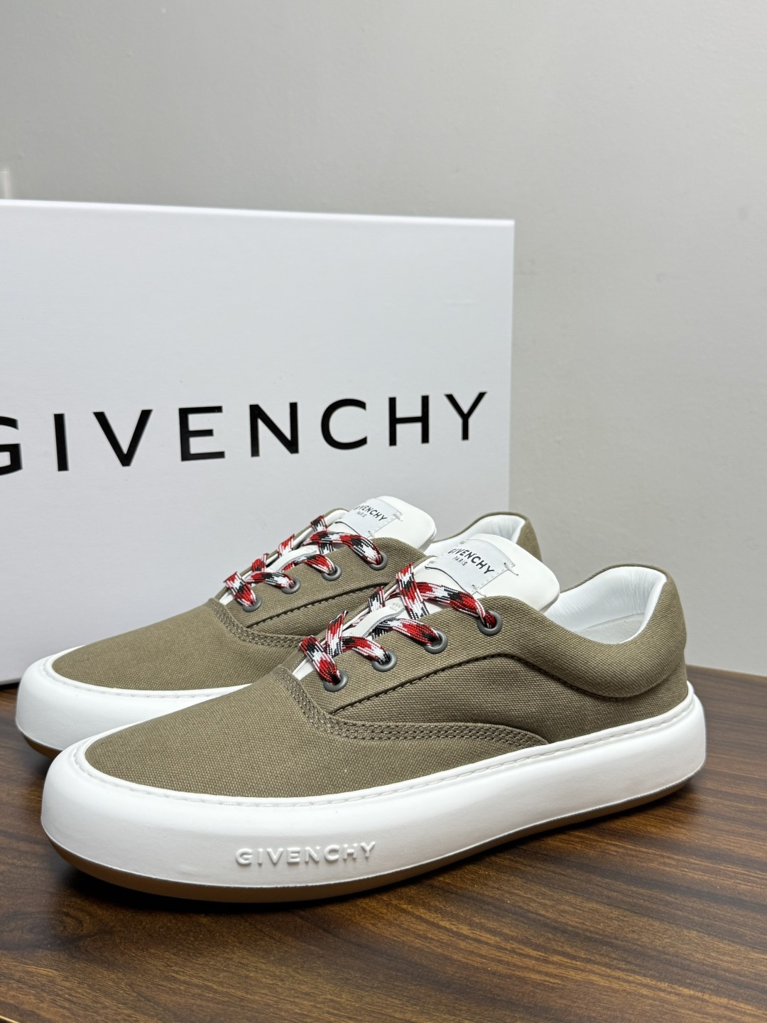 Givenchy New City 帆布板鞋,撞色格纹鞋带——黄黑、棕白、红白等格纹编织款是这双鞋的标志设计, Givenchy New City 帆布板鞋,撞色格纹鞋带——黄黑、棕白、红白等格纹编织款是这双鞋的标志设计,