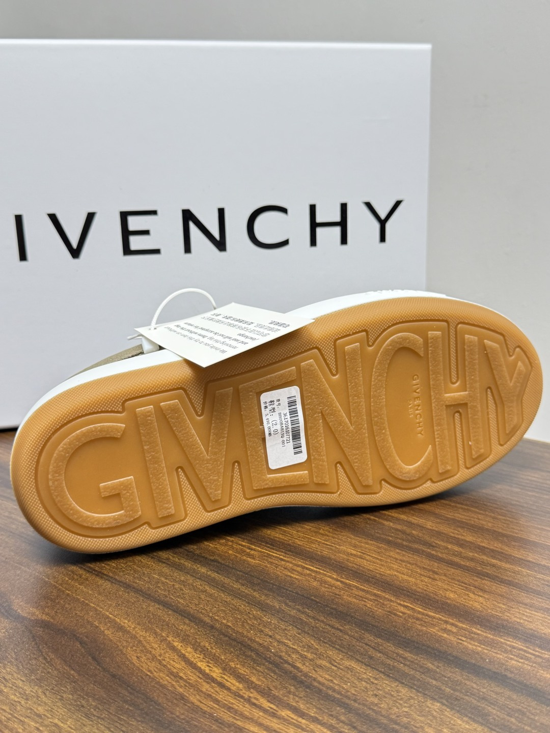 Givenchy New City 帆布板鞋,撞色格纹鞋带——黄黑、棕白、红白等格纹编织款是这双鞋的标志设计, Givenchy New City 帆布板鞋,撞色格纹鞋带——黄黑、棕白、红白等格纹编织款是这双鞋的标志设计,