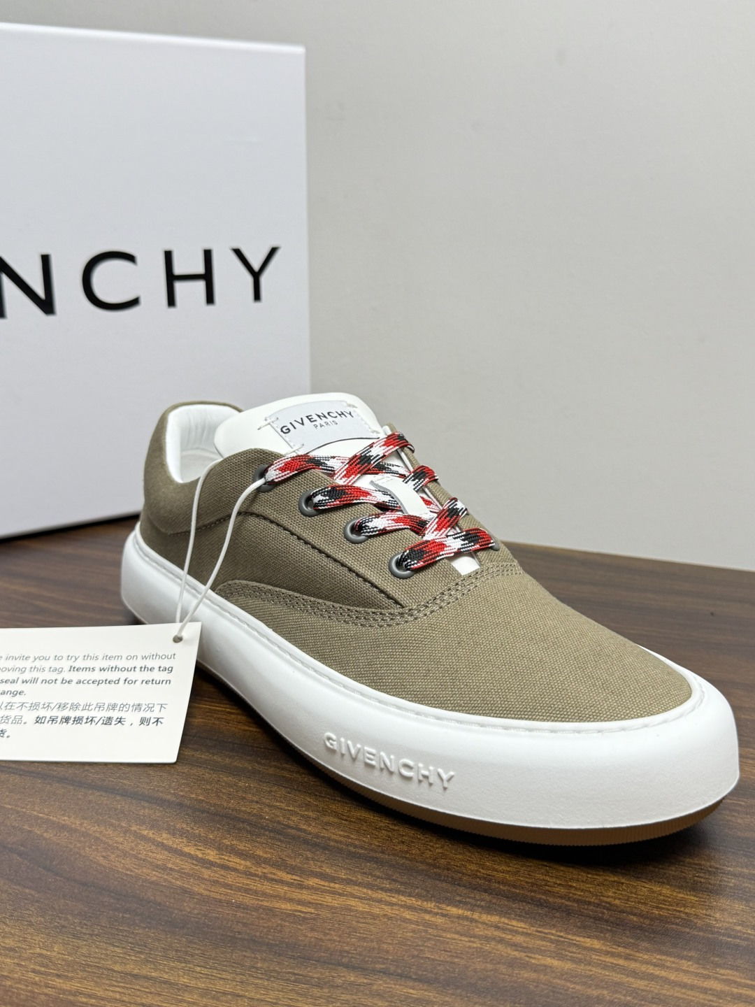 Givenchy New City 帆布板鞋,撞色格纹鞋带——黄黑、棕白、红白等格纹编织款是这双鞋的标志设计, Givenchy New City 帆布板鞋,撞色格纹鞋带——黄黑、棕白、红白等格纹编织款是这双鞋的标志设计,