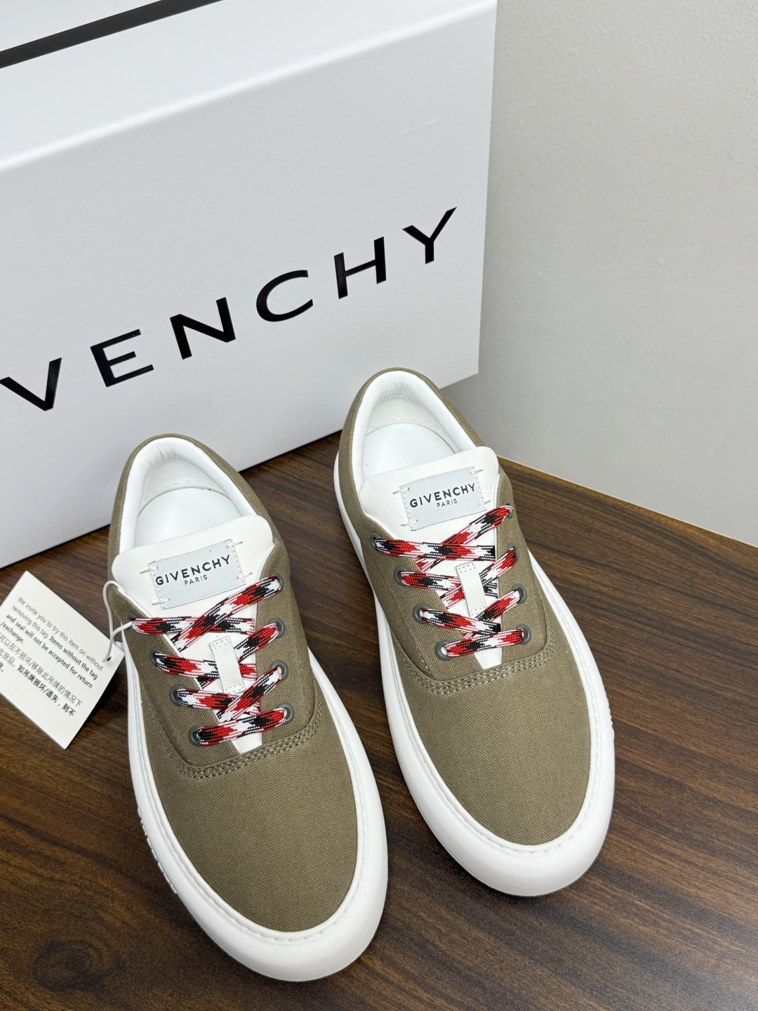 Givenchy New City 帆布板鞋,撞色格纹鞋带——黄黑、棕白、红白等格纹编织款是这双鞋的标志设计, Givenchy New City 帆布板鞋,撞色格纹鞋带——黄黑、棕白、红白等格纹编织款是这双鞋的标志设计,