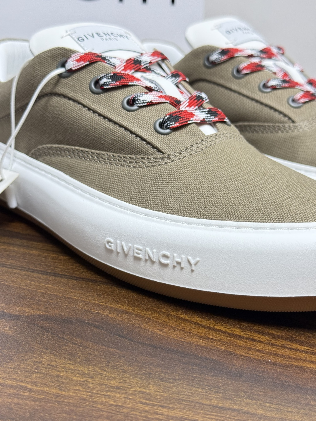 Givenchy New City 帆布板鞋,撞色格纹鞋带——黄黑、棕白、红白等格纹编织款是这双鞋的标志设计, Givenchy New City 帆布板鞋,撞色格纹鞋带——黄黑、棕白、红白等格纹编织款是这双鞋的标志设计,