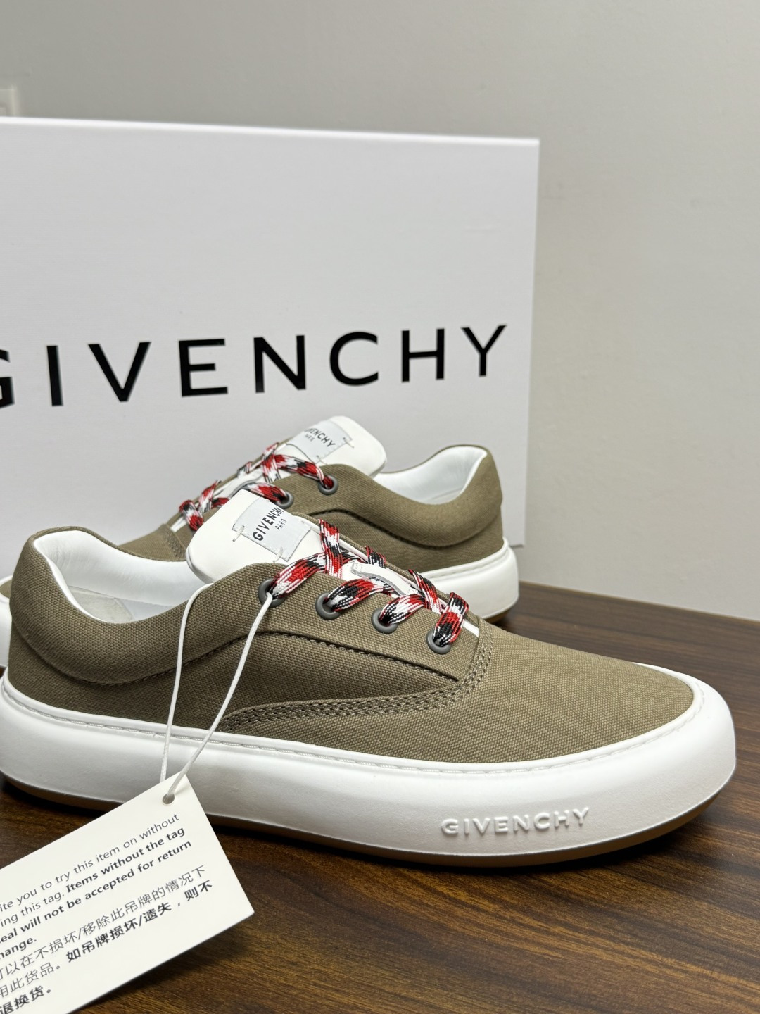 Givenchy New City 帆布板鞋,撞色格纹鞋带——黄黑、棕白、红白等格纹编织款是这双鞋的标志设计, Givenchy New City 帆布板鞋,撞色格纹鞋带——黄黑、棕白、红白等格纹编织款是这双鞋的标志设计,
