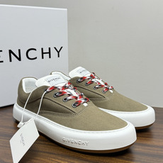 Givenchy New City 帆布板鞋,撞色格纹鞋带——黄黑、棕白、红白等格纹编织款是这双鞋的标志设计, Givenchy New City 帆布板鞋,撞色格纹鞋带——黄黑、棕白、红白等格纹编织款是这双鞋的标志设计,