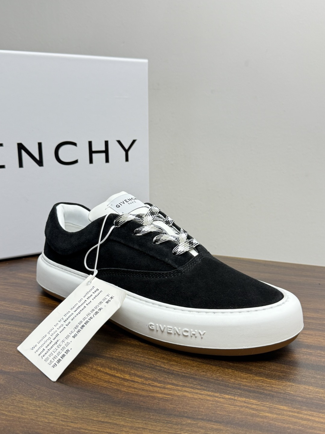 Givenchy 麂皮板鞋​​，鞋面是 ​​全麂皮​​材质，质感柔软有绒毛感，白色橡胶厚底侧面压印 GIVENCHY 字