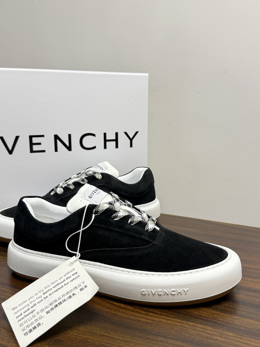 Givenchy 麂皮板鞋​​，鞋面是 ​​全麂皮​​材质，质感柔软有绒毛感，白色橡胶厚底侧面压印 GIVENCHY 字