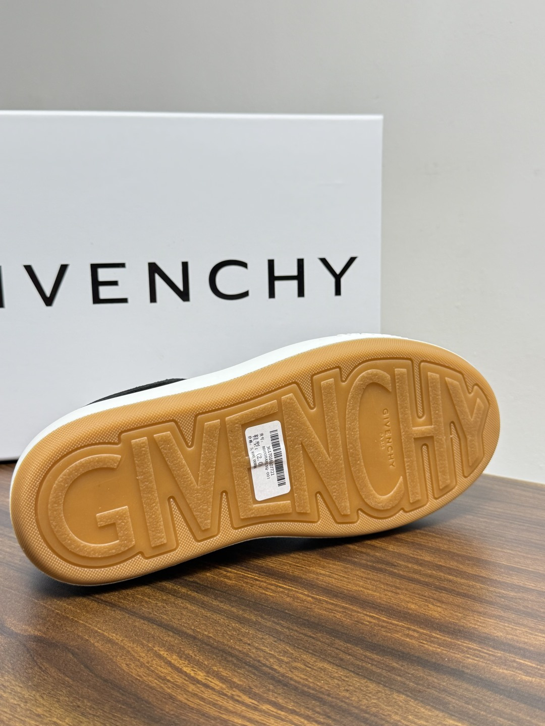 Givenchy 麂皮板鞋​​，鞋面是 ​​全麂皮​​材质，质感柔软有绒毛感，白色橡胶厚底侧面压印 GIVENCHY 字