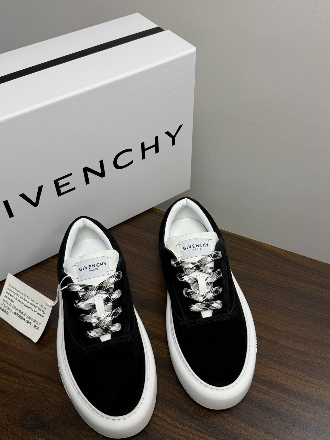 Givenchy 麂皮板鞋​​，鞋面是 ​​全麂皮​​材质，质感柔软有绒毛感，白色橡胶厚底侧面压印 GIVENCHY 字