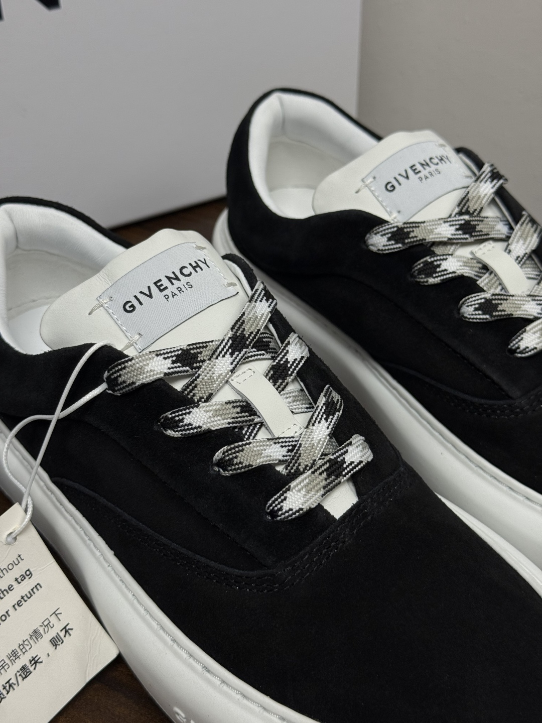 Givenchy 麂皮板鞋​​，鞋面是 ​​全麂皮​​材质，质感柔软有绒毛感，白色橡胶厚底侧面压印 GIVENCHY 字