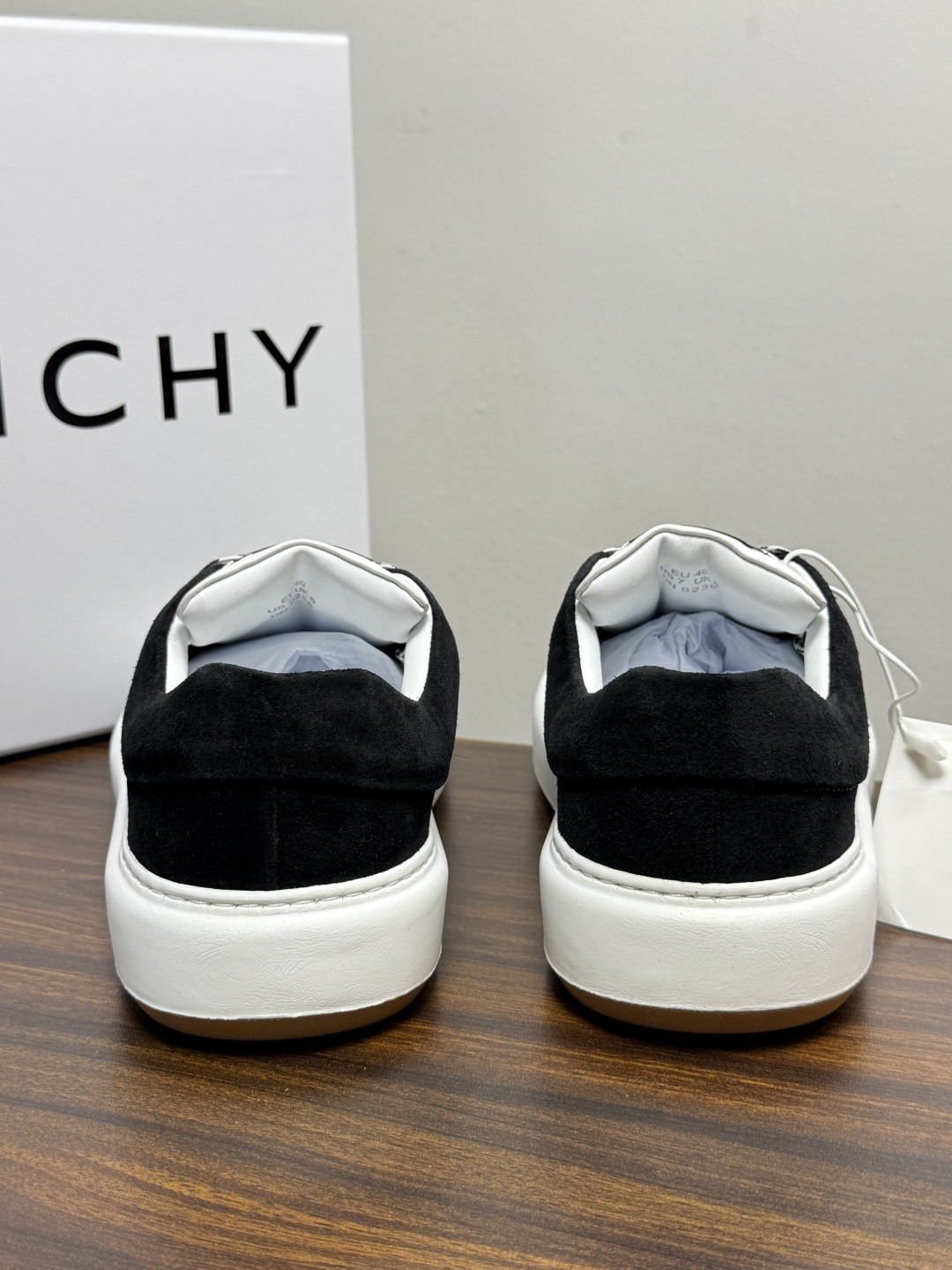 Givenchy 麂皮板鞋​​，鞋面是 ​​全麂皮​​材质，质感柔软有绒毛感，白色橡胶厚底侧面压印 GIVENCHY 字