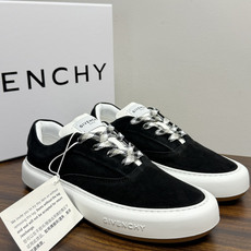 Givenchy 麂皮板鞋,鞋面是 全麂皮材质,质感柔软有绒毛感,白色橡胶厚底侧面压印 GIVENCHY 字 Givenchy 麂皮板鞋,鞋面是 全麂皮材质,质感柔软有绒毛感,白色橡胶厚底侧面压印 GIVENCHY 字