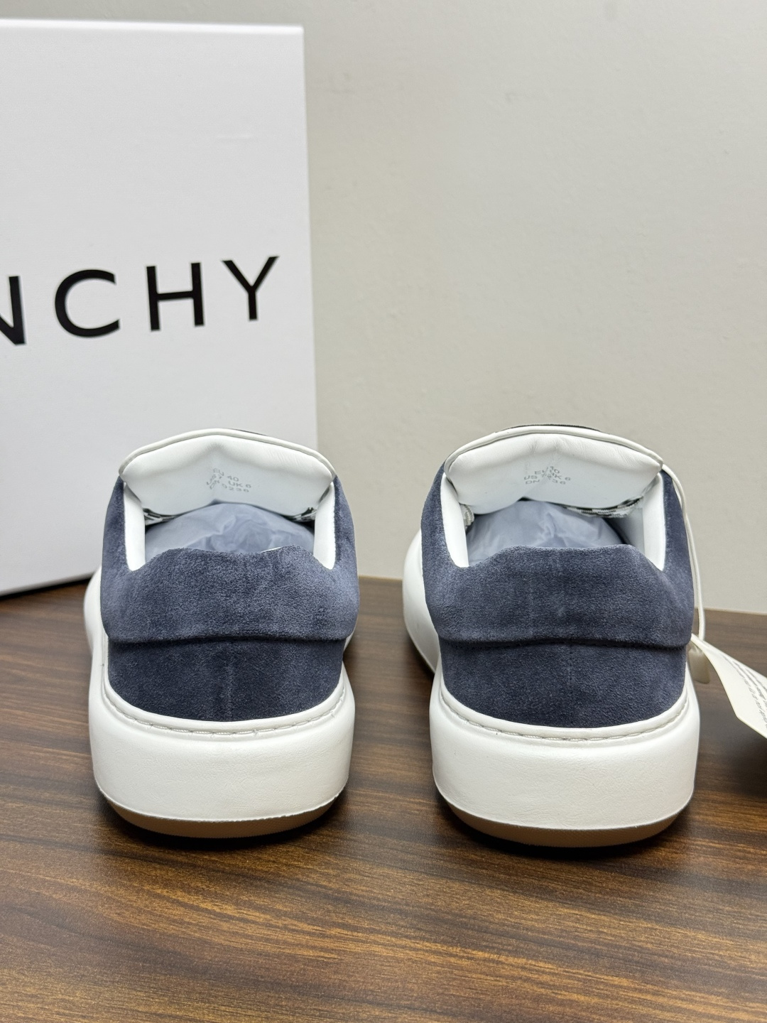 Givenchy 麂皮板鞋​​，鞋面是 ​​全麂皮​​材质，质感柔软有绒毛感，白色橡胶厚底侧面压印 GIVENCHY 字