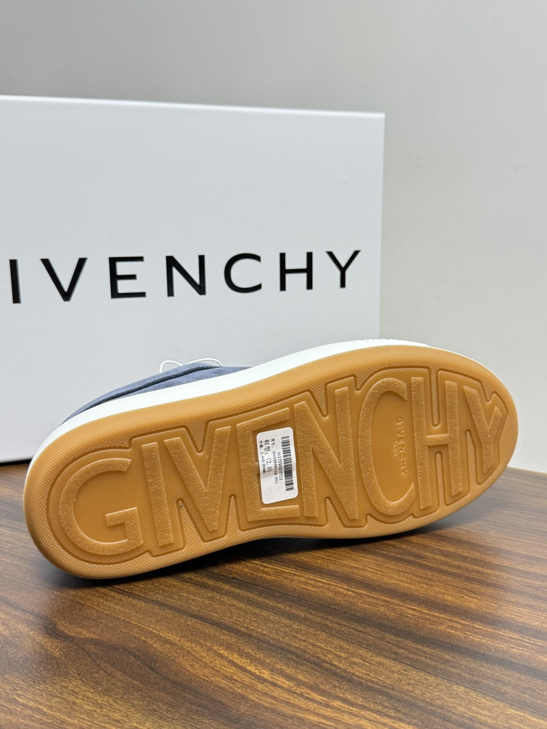 Givenchy 麂皮板鞋​​，鞋面是 ​​全麂皮​​材质，质感柔软有绒毛感，白色橡胶厚底侧面压印 GIVENCHY 字