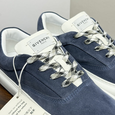 Givenchy 麂皮板鞋,鞋面是 全麂皮材质,质感柔软有绒毛感,白色橡胶厚底侧面压印 GIVENCHY 字 Givenchy 麂皮板鞋,鞋面是 全麂皮材质,质感柔软有绒毛感,白色橡胶厚底侧面压印 GIVENCHY 字