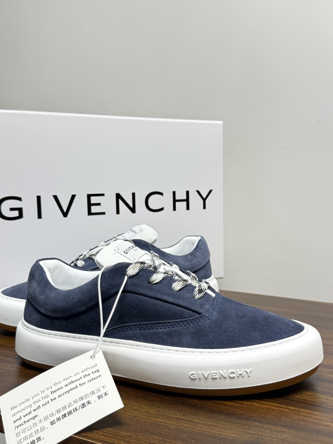 Givenchy 麂皮板鞋​​，鞋面是 ​​全麂皮​​材质，质感柔软有绒毛感，白色橡胶厚底侧面压印 GIVENCHY 字
