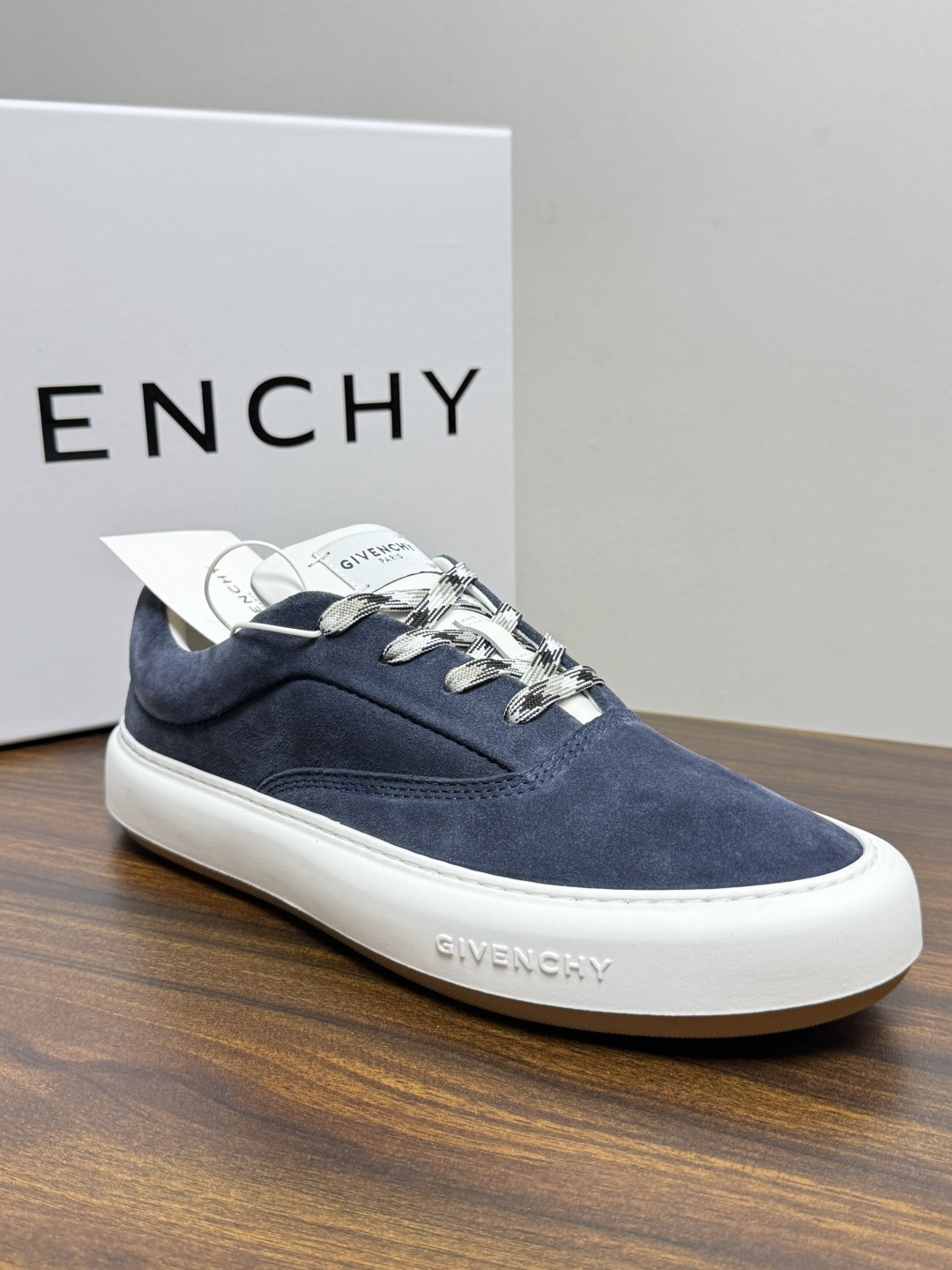 Givenchy 麂皮板鞋​​，鞋面是 ​​全麂皮​​材质，质感柔软有绒毛感，白色橡胶厚底侧面压印 GIVENCHY 字