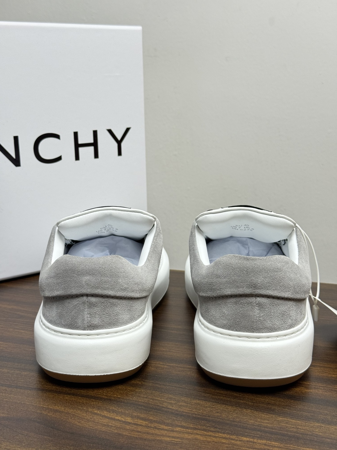 Givenchy 麂皮板鞋​​，鞋面是 ​​全麂皮​​材质，质感柔软有绒毛感，白色橡胶厚底侧面压印 GIVENCHY 字