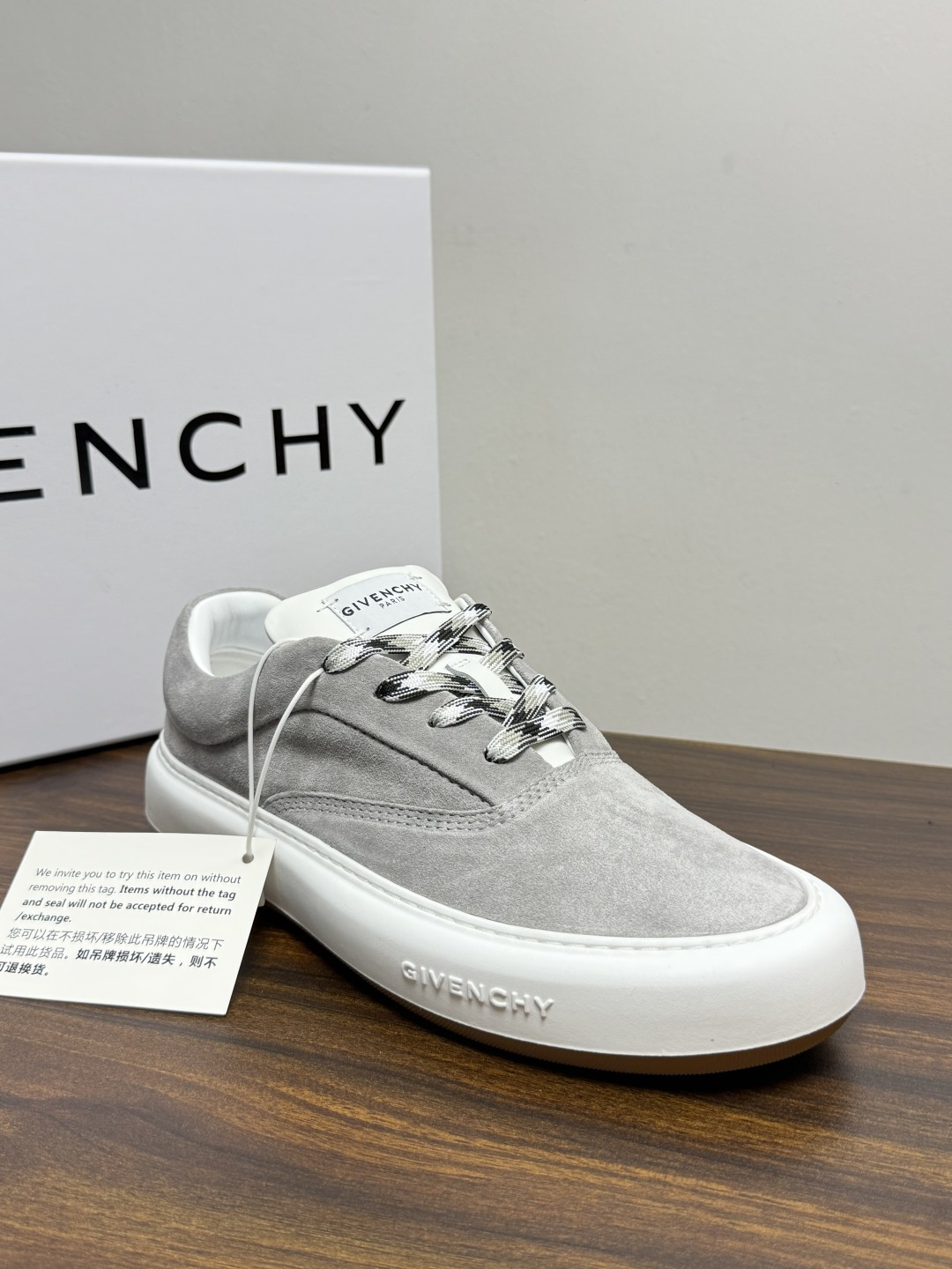 Givenchy 麂皮板鞋​​，鞋面是 ​​全麂皮​​材质，质感柔软有绒毛感，白色橡胶厚底侧面压印 GIVENCHY 字