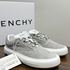 Givenchy 麂皮板鞋,鞋面是 全麂皮材质,质感柔软有绒毛感,白色橡胶厚底侧面压印 GIVENCHY 字 Givenchy 麂皮板鞋,鞋面是 全麂皮材质,质感柔软有绒毛感,白色橡胶厚底侧面压印 GIVENCHY 字