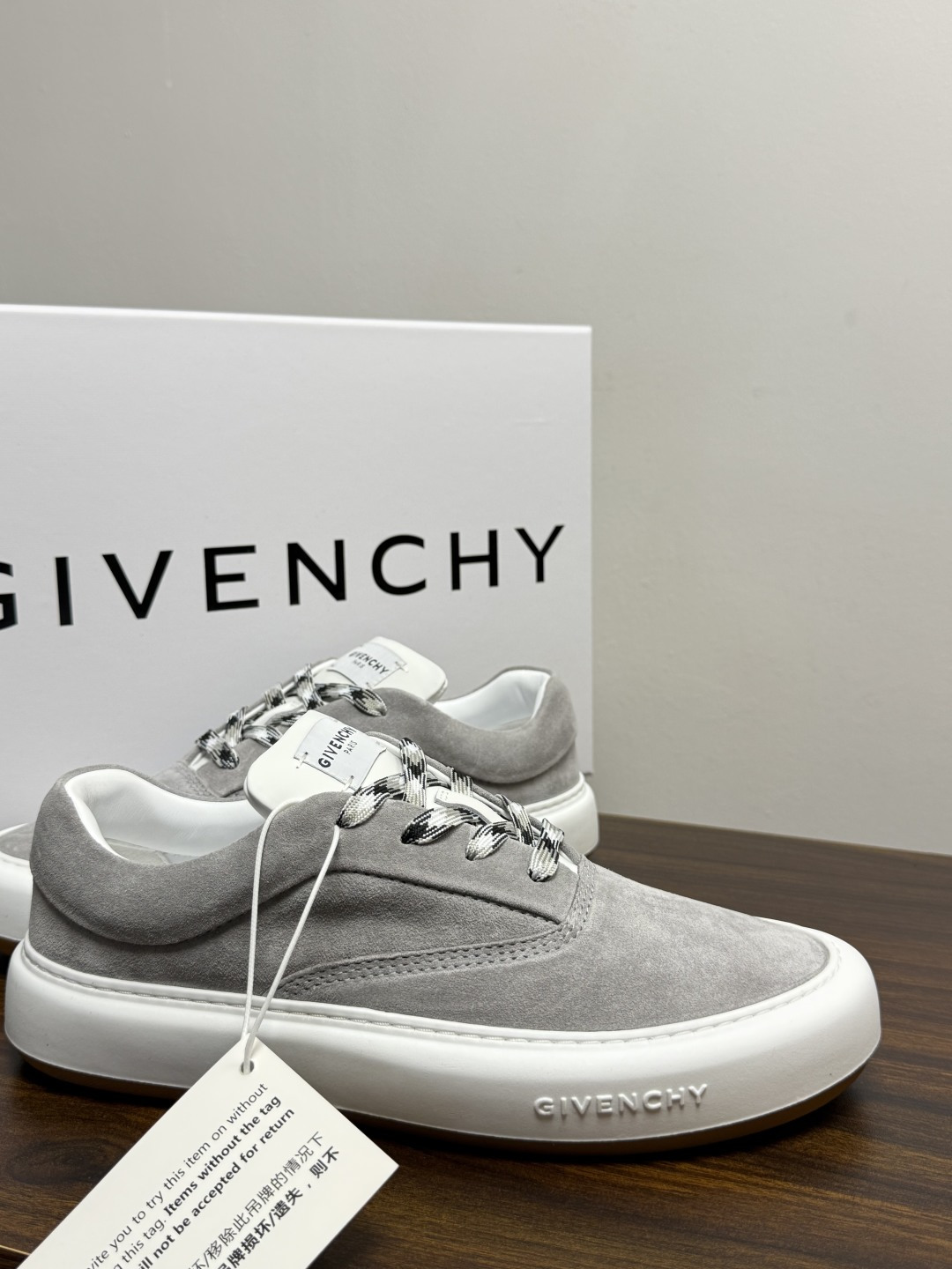 Givenchy 麂皮板鞋​​，鞋面是 ​​全麂皮​​材质，质感柔软有绒毛感，白色橡胶厚底侧面压印 GIVENCHY 字