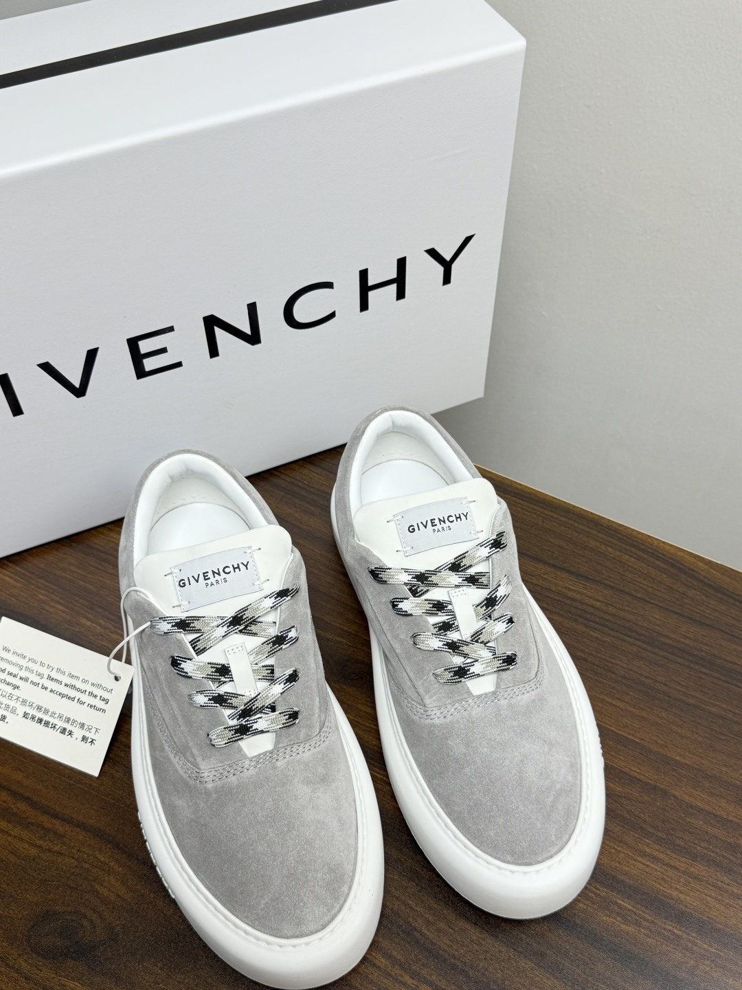Givenchy 麂皮板鞋​​，鞋面是 ​​全麂皮​​材质，质感柔软有绒毛感，白色橡胶厚底侧面压印 GIVENCHY 字