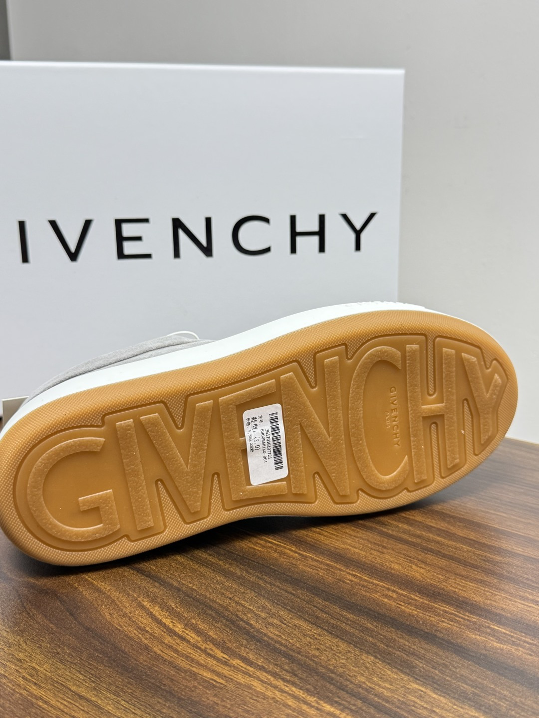 Givenchy 麂皮板鞋​​，鞋面是 ​​全麂皮​​材质，质感柔软有绒毛感，白色橡胶厚底侧面压印 GIVENCHY 字