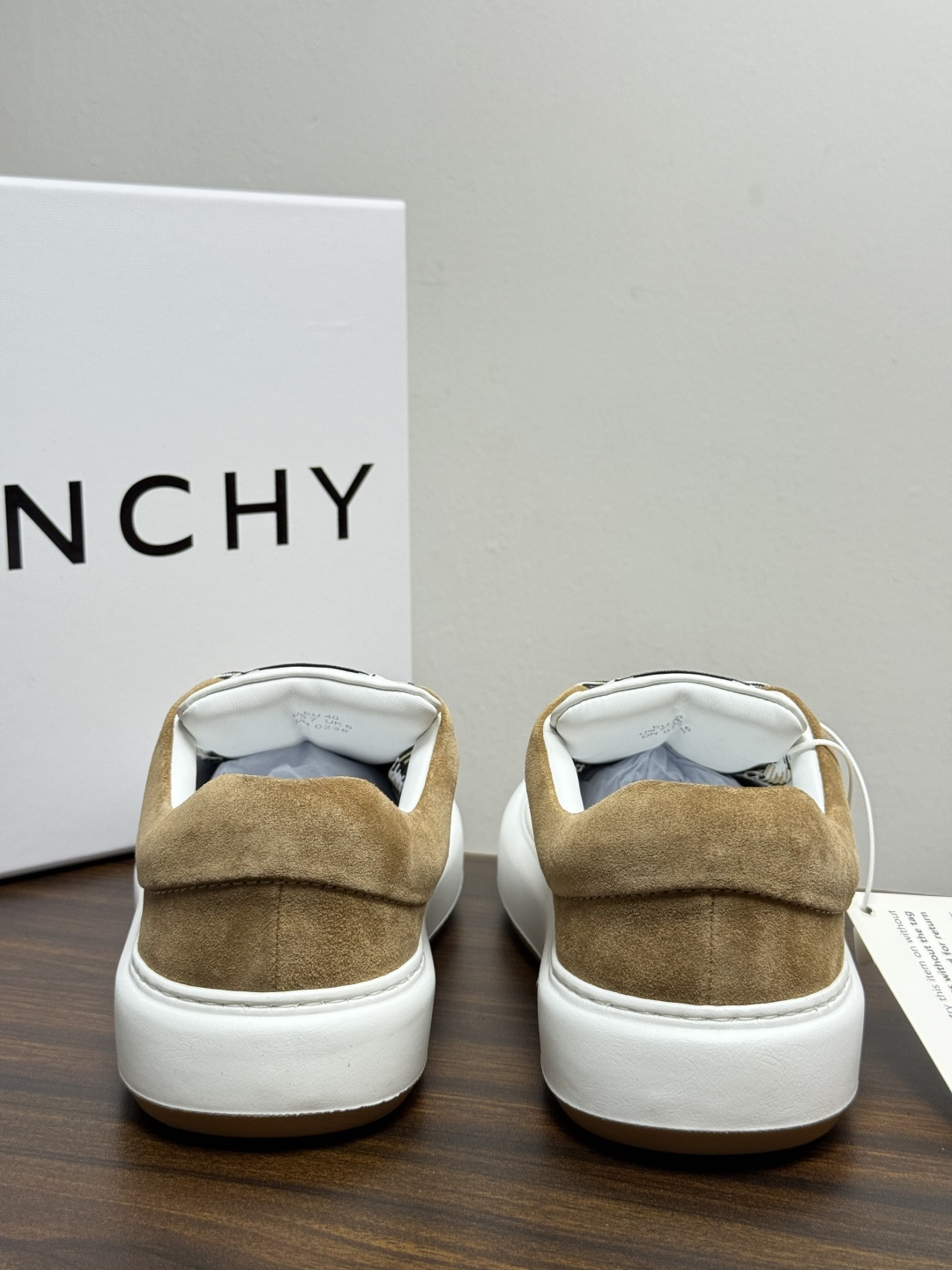 Givenchy 麂皮板鞋​​，鞋面是 ​​全麂皮​​材质，质感柔软有绒毛感，白色橡胶厚底侧面压印 GIVENCHY 字