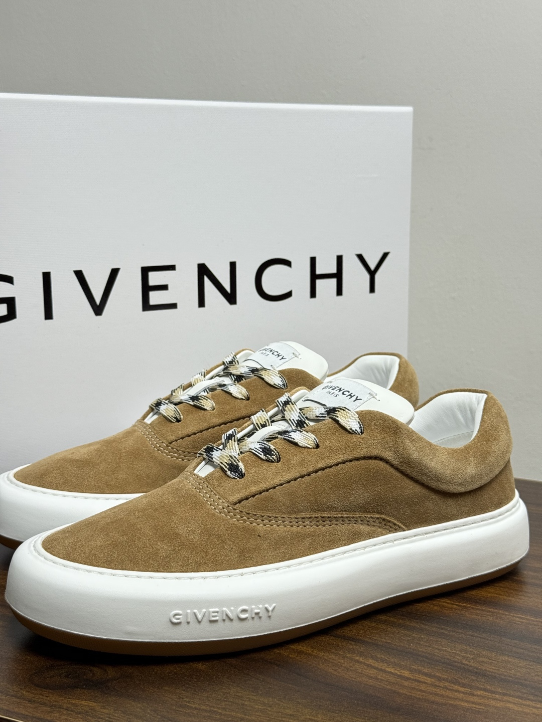 Givenchy 麂皮板鞋​​，鞋面是 ​​全麂皮​​材质，质感柔软有绒毛感，白色橡胶厚底侧面压印 GIVENCHY 字