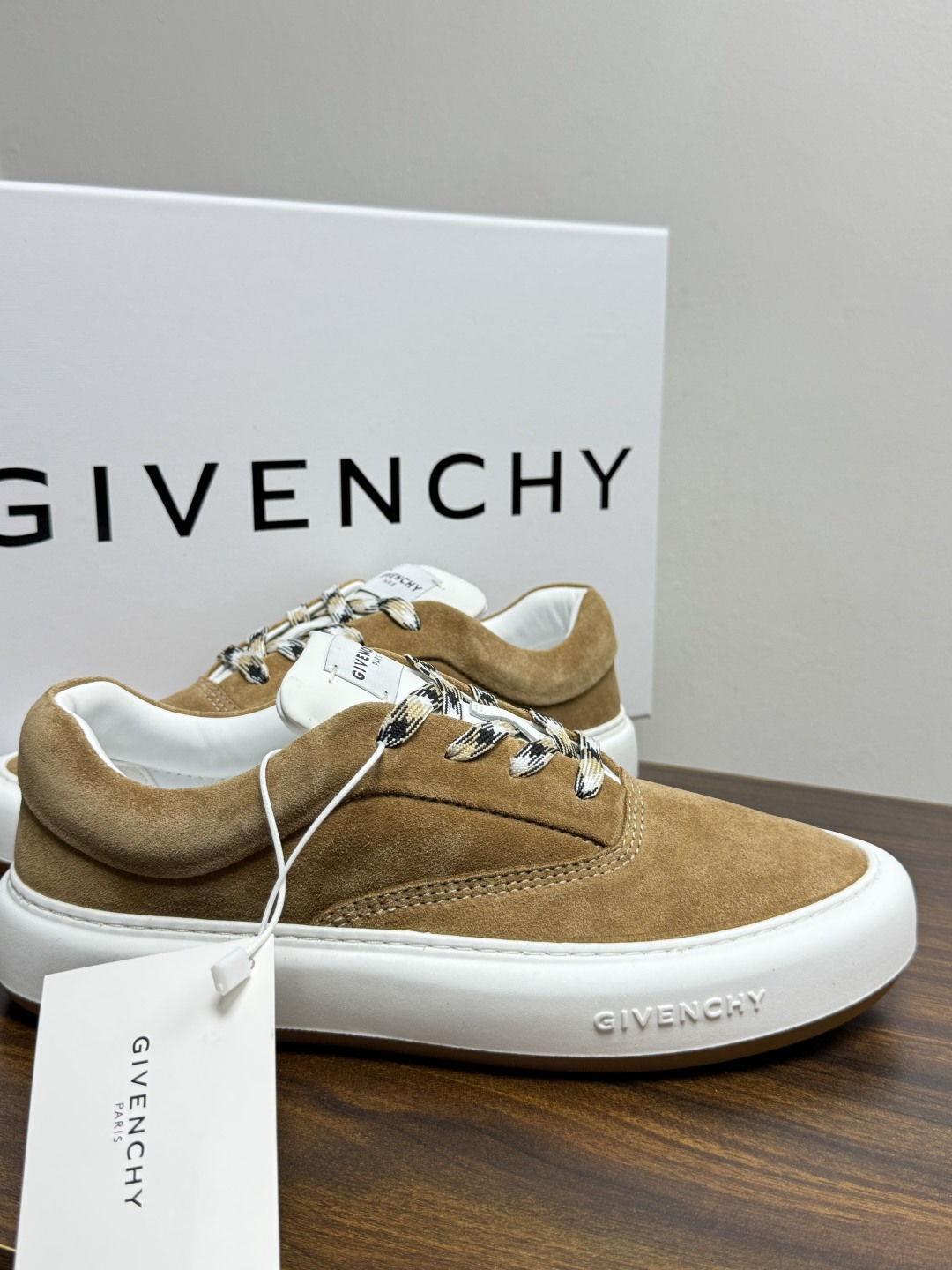 Givenchy 麂皮板鞋​​，鞋面是 ​​全麂皮​​材质，质感柔软有绒毛感，白色橡胶厚底侧面压印 GIVENCHY 字