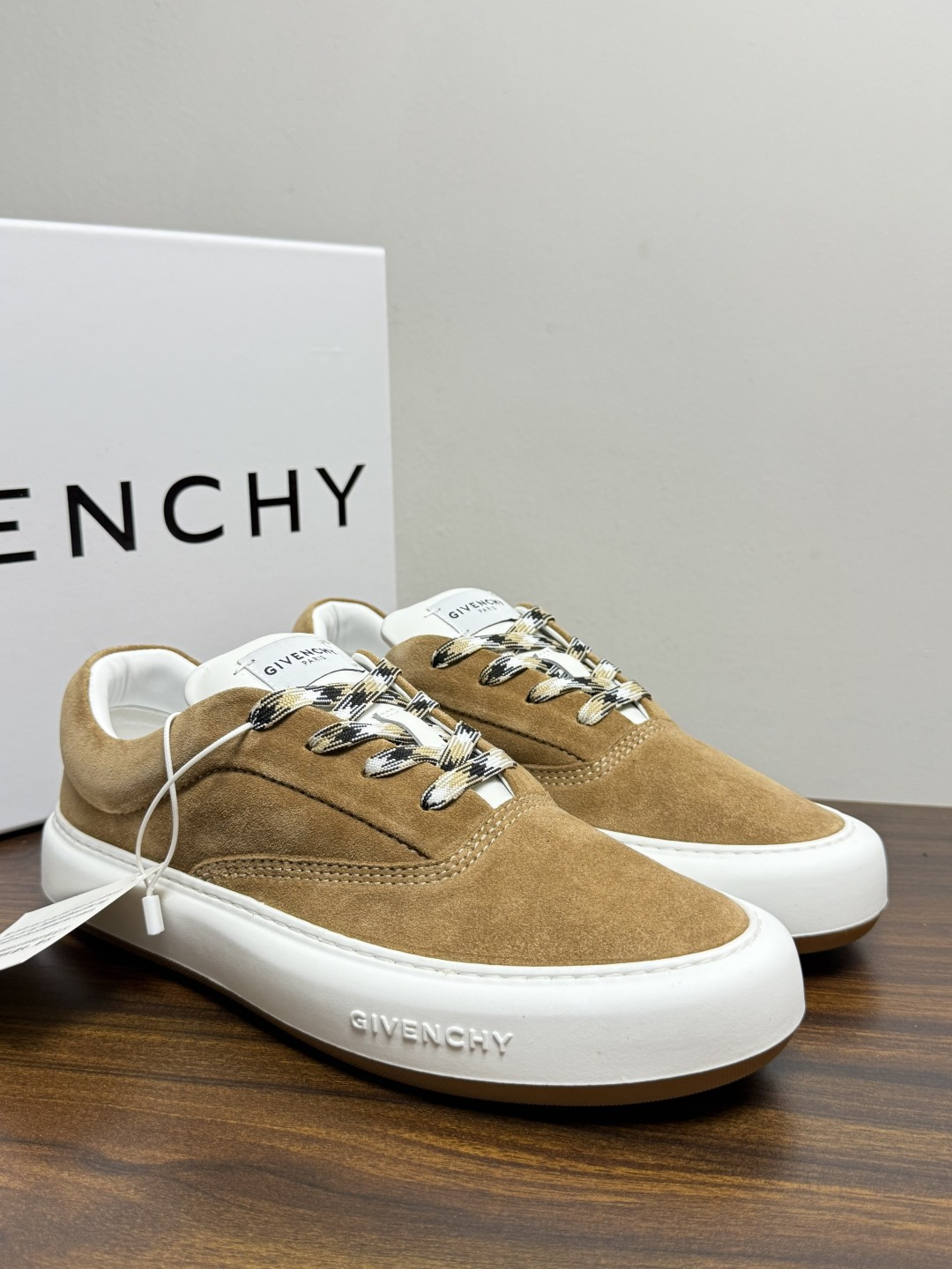 Givenchy 麂皮板鞋,鞋面是 全麂皮材质,质感柔软有绒毛感,白色橡胶厚底侧面压印 GIVENCHY 字 Givenchy 麂皮板鞋,鞋面是 全麂皮材质,质感柔软有绒毛感,白色橡胶厚底侧面压印 GIVENCHY 字