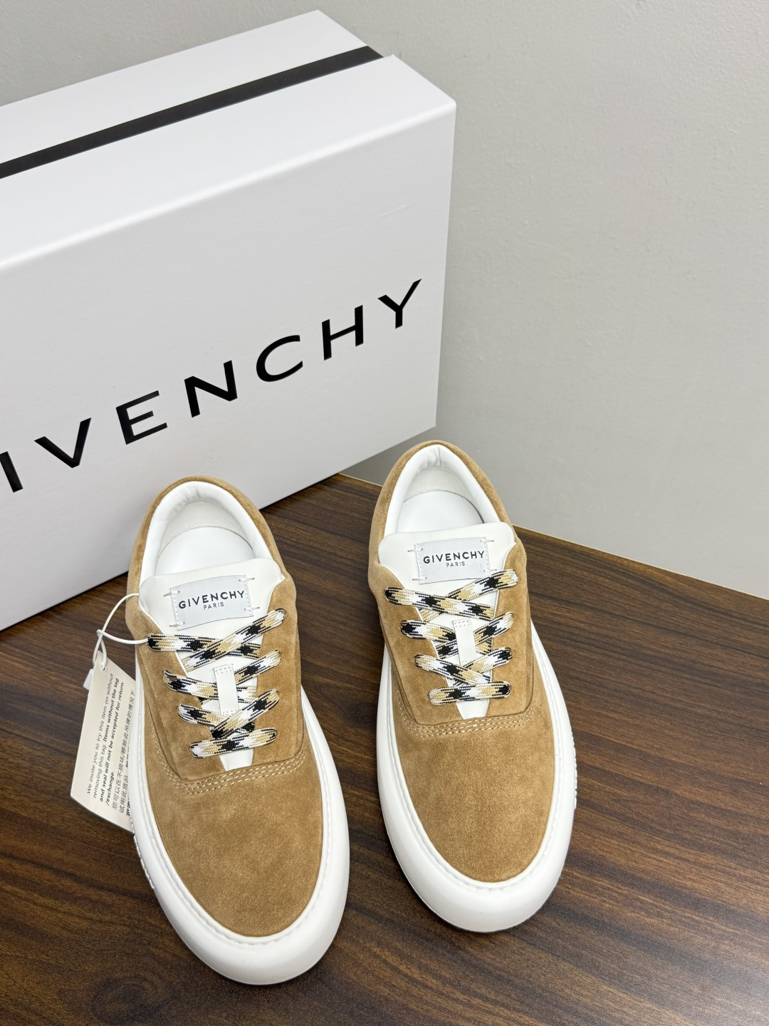 Givenchy 麂皮板鞋​​，鞋面是 ​​全麂皮​​材质，质感柔软有绒毛感，白色橡胶厚底侧面压印 GIVENCHY 字