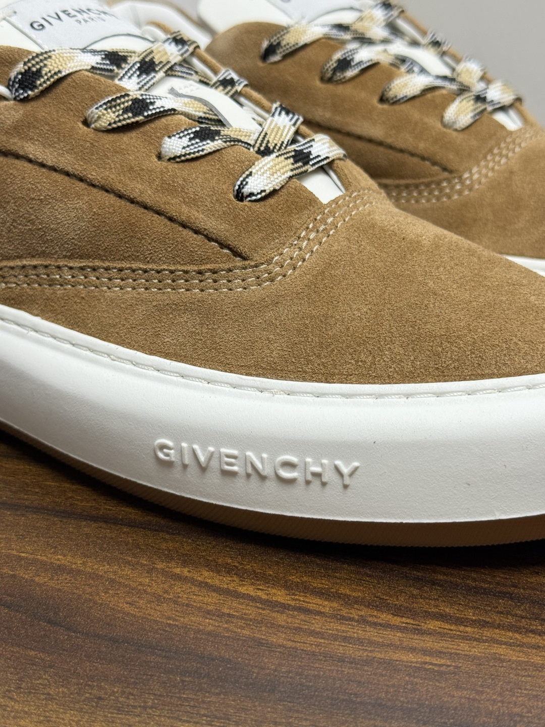 Givenchy 麂皮板鞋​​，鞋面是 ​​全麂皮​​材质，质感柔软有绒毛感，白色橡胶厚底侧面压印 GIVENCHY 字