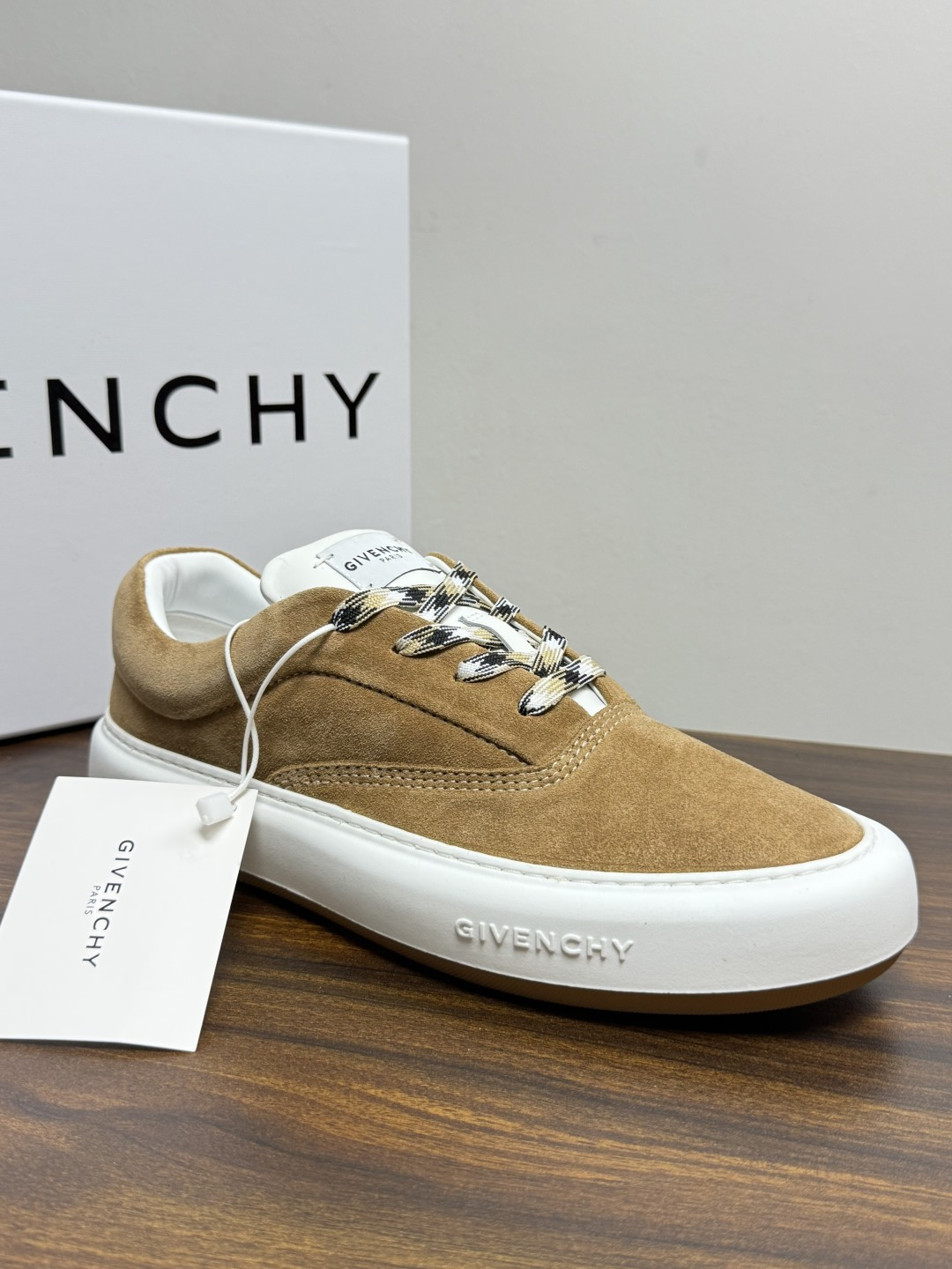 Givenchy 麂皮板鞋​​，鞋面是 ​​全麂皮​​材质，质感柔软有绒毛感，白色橡胶厚底侧面压印 GIVENCHY 字