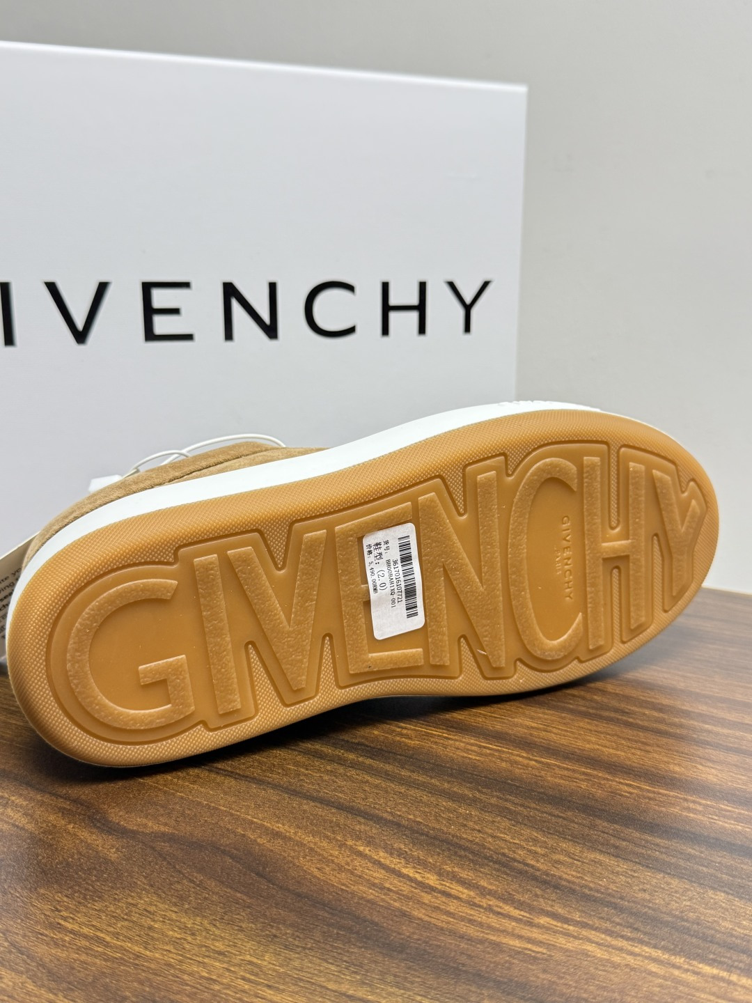 Givenchy 麂皮板鞋​​，鞋面是 ​​全麂皮​​材质，质感柔软有绒毛感，白色橡胶厚底侧面压印 GIVENCHY 字