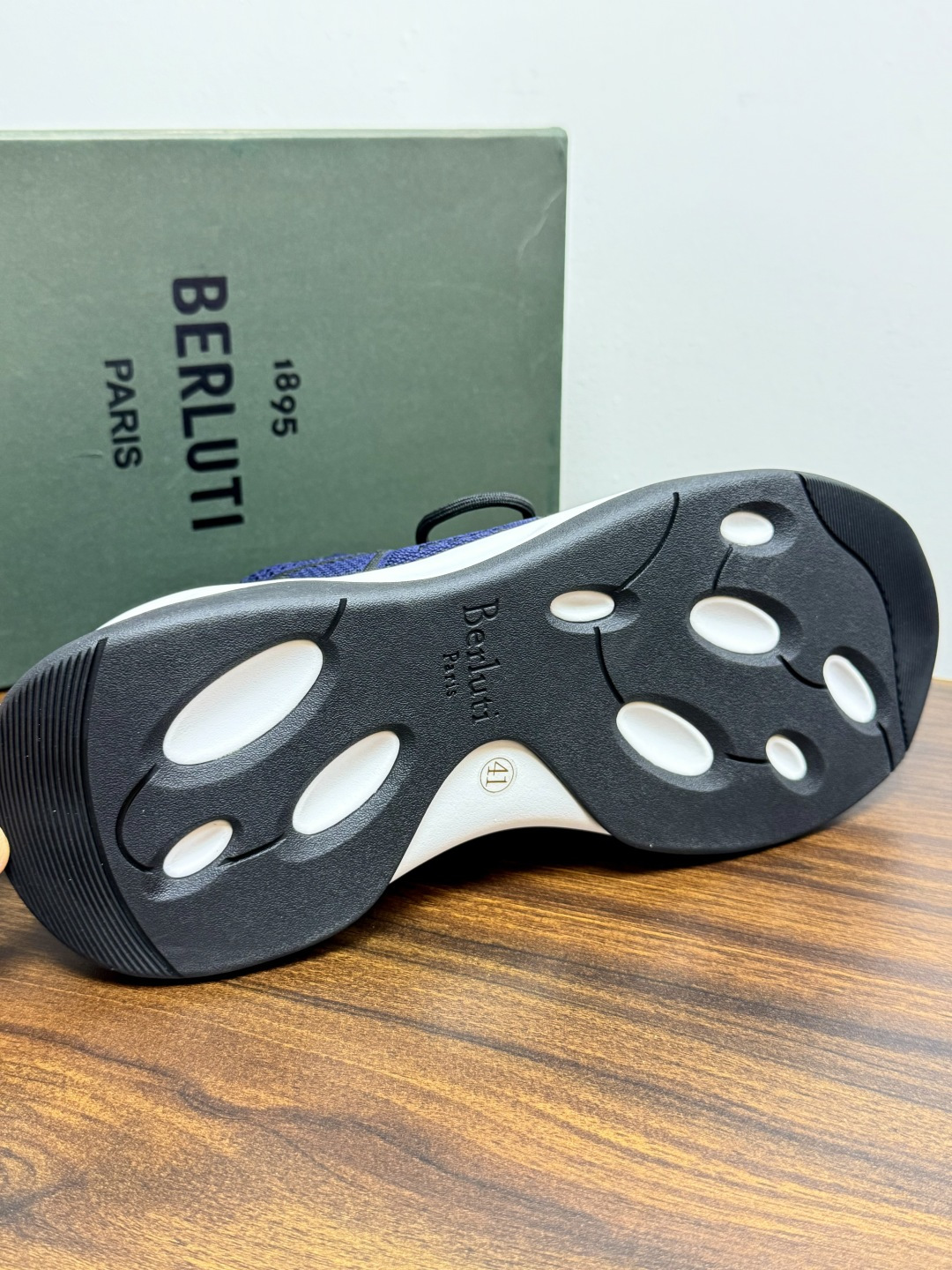布鲁提 Berlut* Shadow男士运动鞋履 ,这双袜子鞋用轻盈且极富韧性的针织面料,高密度飞织制成,搭配招牌的小牛 布鲁提 Berlut* Shadow男士运动鞋履 ,这双袜子鞋用轻盈且极富韧性的针织面料,高密度飞织制成,搭配招牌的小牛