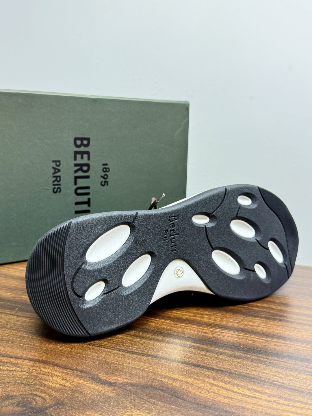 布鲁提 Berlut* Shadow男士运动鞋履 ,这双袜子鞋用轻盈且极富韧性的针织面料,高密度飞织制成,搭配招牌的小牛 布鲁提 Berlut* Shadow男士运动鞋履 ,这双袜子鞋用轻盈且极富韧性的针织面料,高密度飞织制成,搭配招牌的小牛