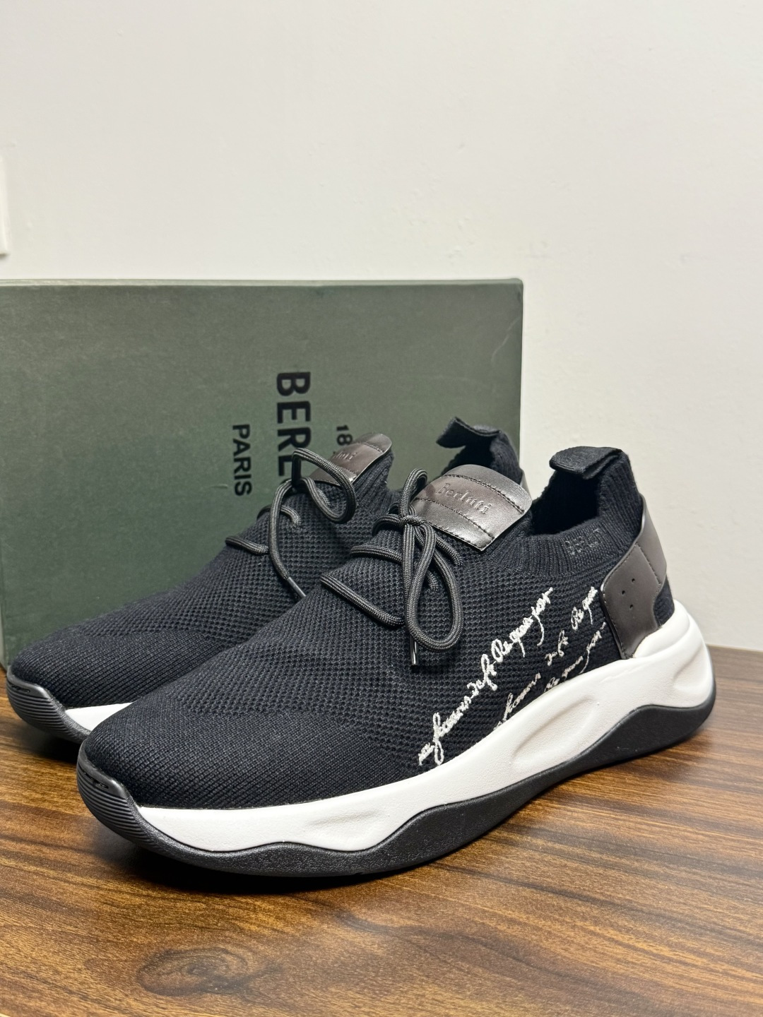 布鲁提 Berlut* Shadow男士运动鞋履 ,这双袜子鞋用轻盈且极富韧性的针织面料,高密度飞织制成,搭配招牌的小牛 布鲁提 Berlut* Shadow男士运动鞋履 ,这双袜子鞋用轻盈且极富韧性的针织面料,高密度飞织制成,搭配招牌的小牛