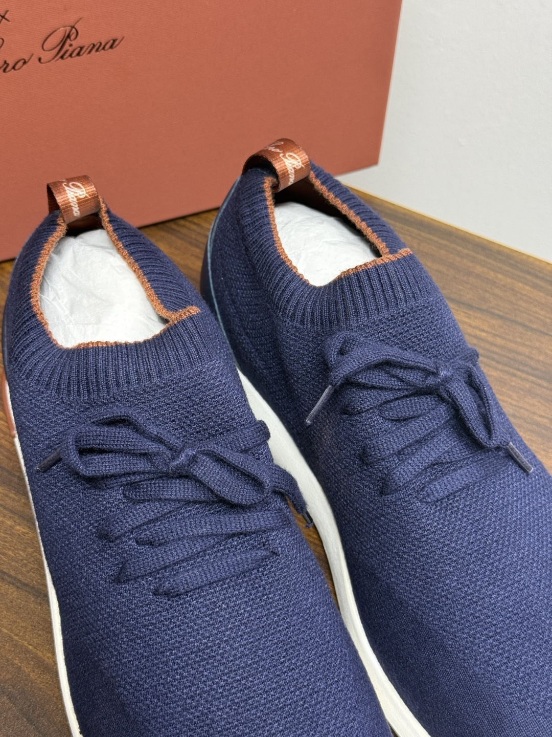 Loro Piana 针织袜套鞋​​，鞋面是针织/网眼袜套设计，整体造型是"静奢运动风"——远看像普通运动鞋，近看质感拉