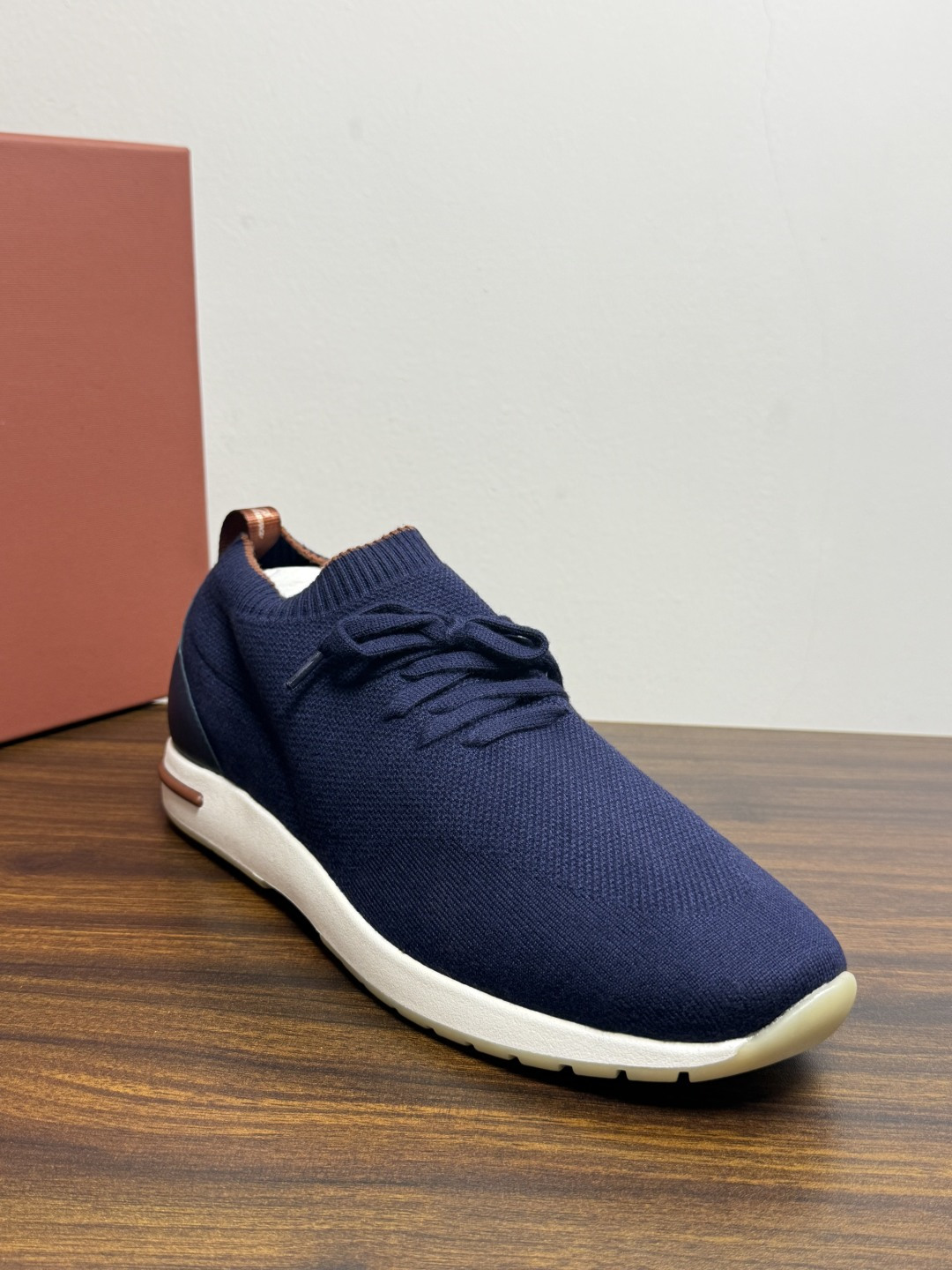 Loro Piana 针织袜套鞋​​，鞋面是针织/网眼袜套设计，整体造型是"静奢运动风"——远看像普通运动鞋，近看质感拉